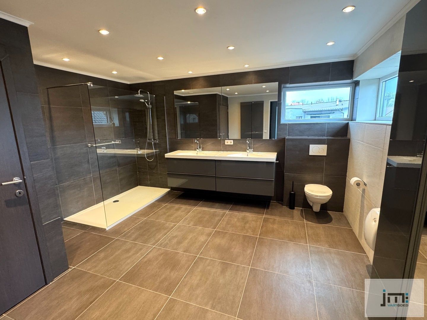 Ruime moderne woning met grote kelder foto 15