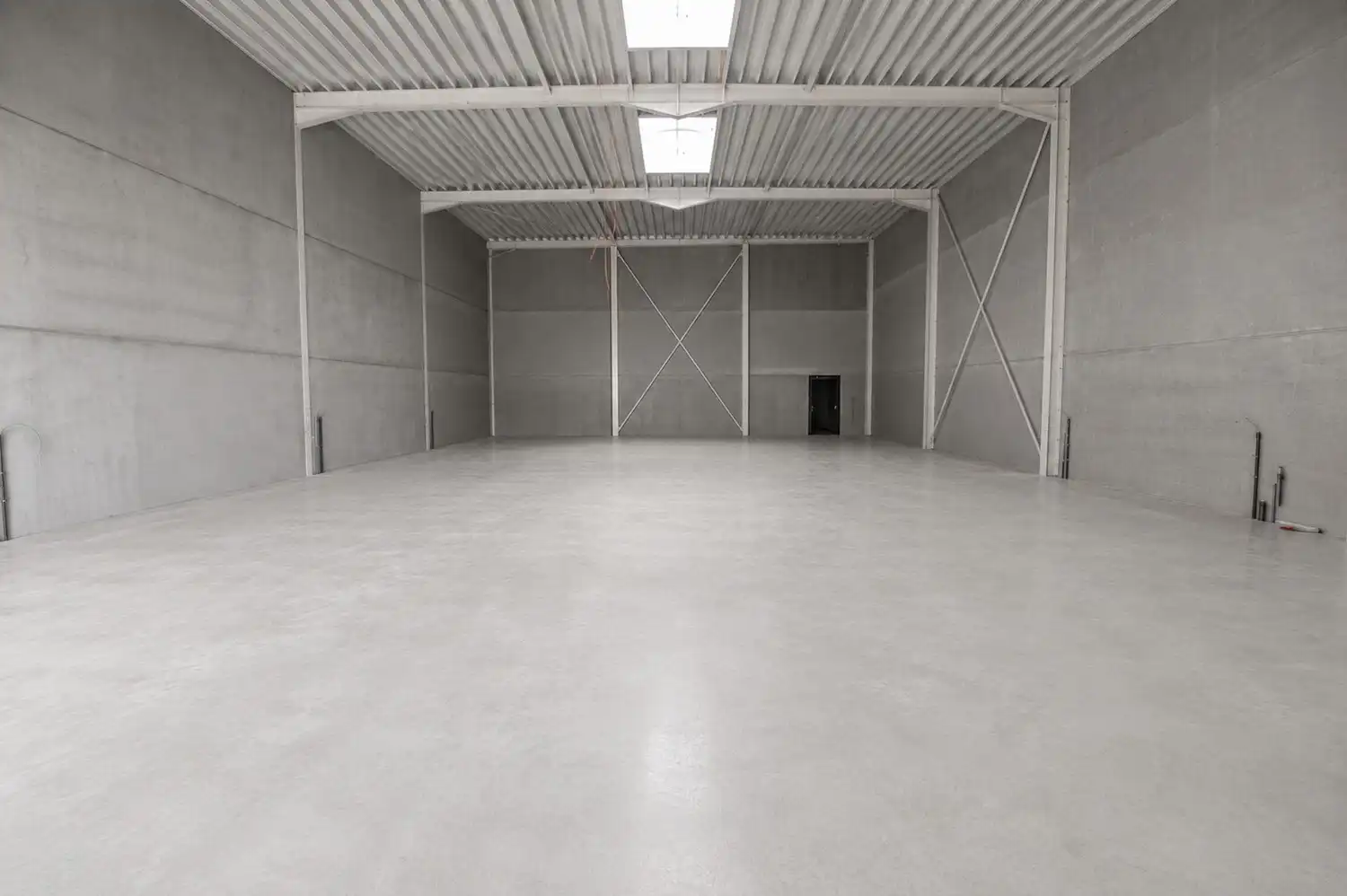 te huur Maldegem – uitstekend gelegen bedrijfsunit van 327m² voor opslagruimte of atelier. foto 2