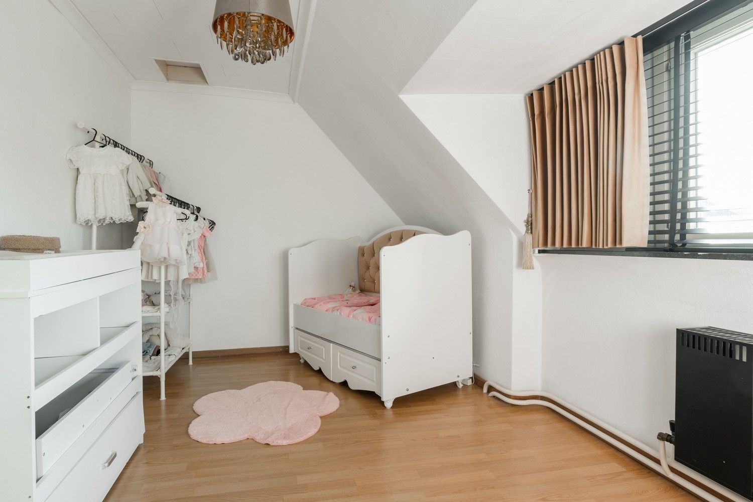 Prachtige gerenoveerde 3 slaapkamer woning nabij de Nederlandse grens! foto 24