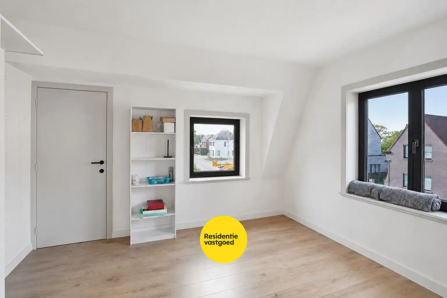 Alleenstaande woning met prachtige uitbouw in centrum Veldegem foto 21