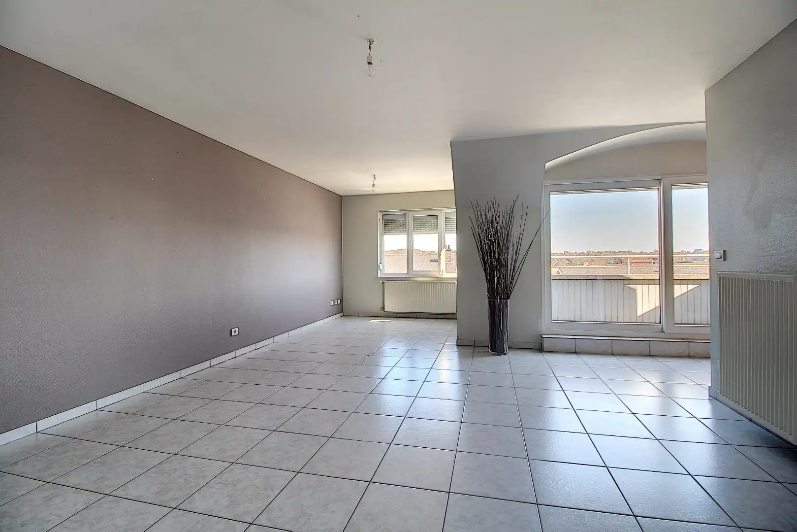 Zonrijk, ruim appartement met 1 slaapkamer en garage! foto 4