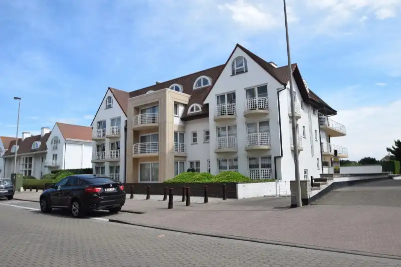 Gemakkelijk toegankelijke gesloten garagebox op een centrale ligging in hartje Zoute foto {{pictureIndex}}