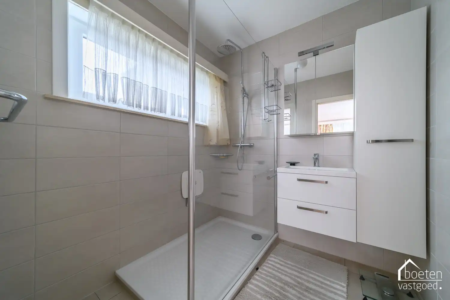 Veurne: Open bebouwing met 3 slaapkamers (waarvan 1 gelijkvloers, alsook de badkamer), garage en onderhoudsvriendelijke tuin op 438 m² grondoppervlakte. foto 9