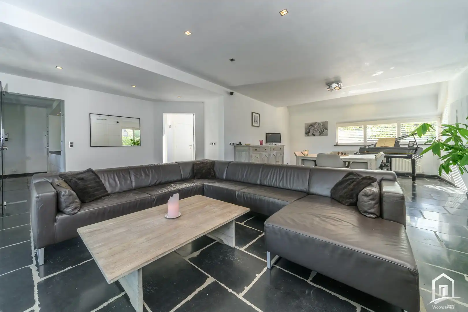 Instapklare villa met 3 SLK's, garage en riante tuin met zwembad foto 9