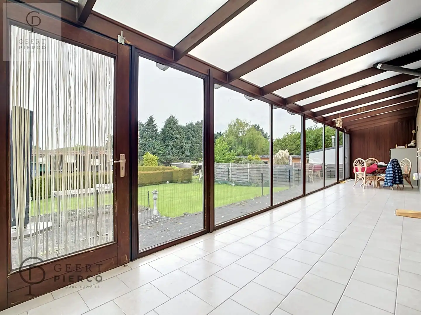 Zeer ruime bungalow gelegen op een uiterst rustig perceel foto 14