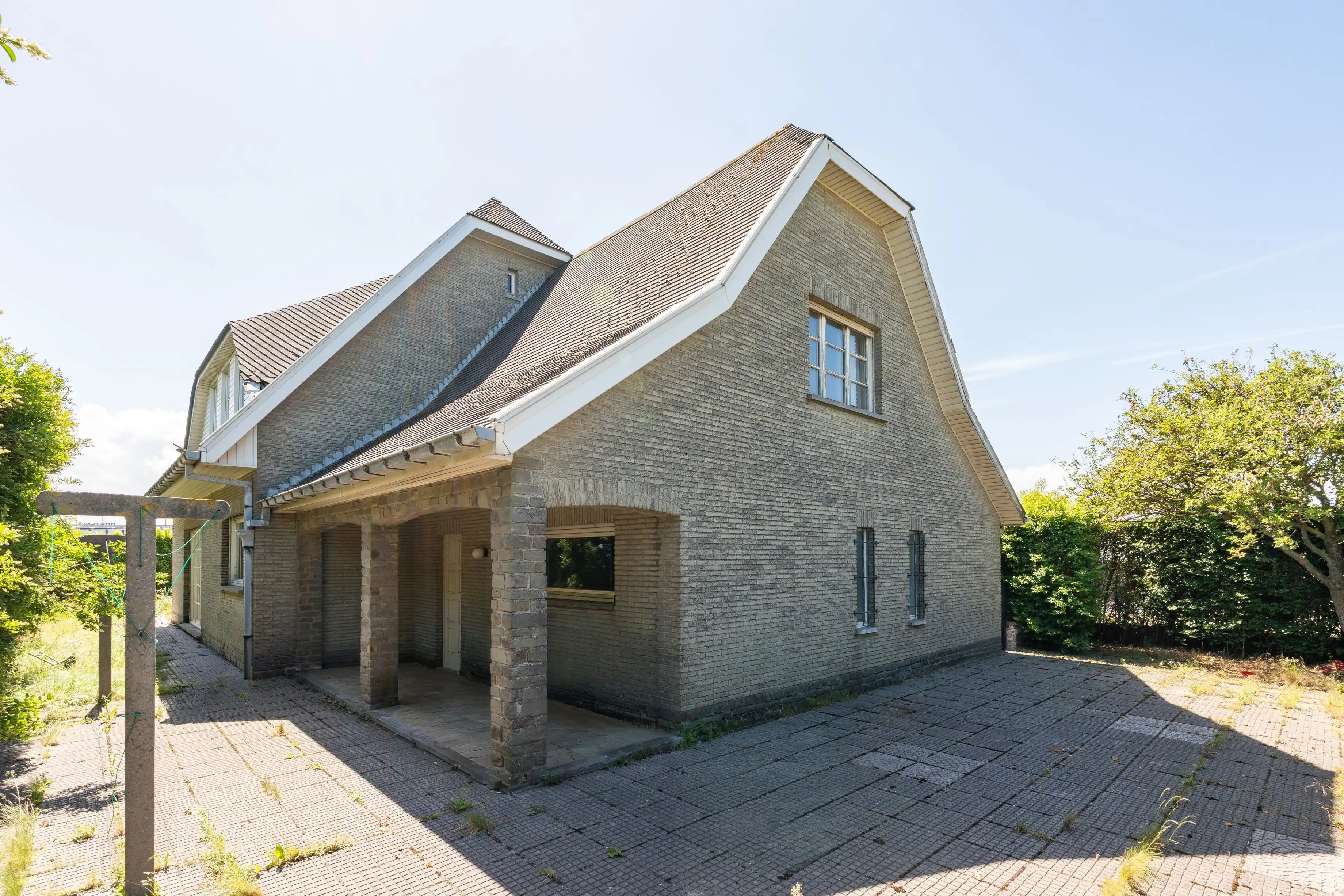 Karaktervolle villa op topligging te Oostende met uitzonderlijk renovatiepotentieel! Leef je hier uit om jouw stempel te drukken ! foto 3