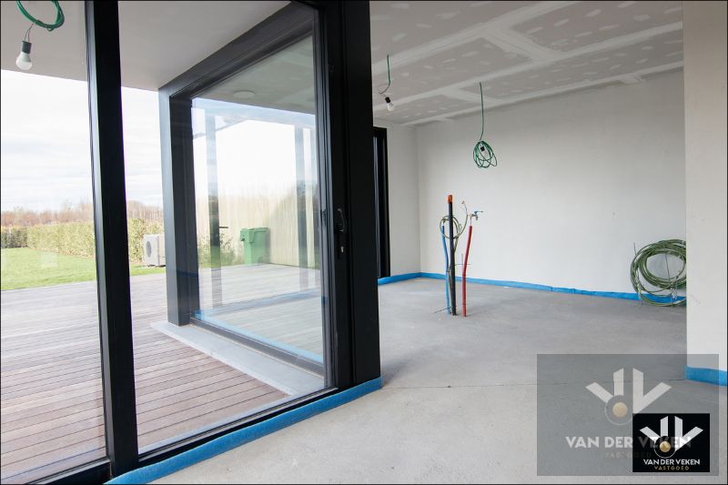 TOTAAL VERNIEUWDE WONING - ENKEL NOG AFWERKEN NAAR EIGEN SMAAK EN INZICHT foto 12