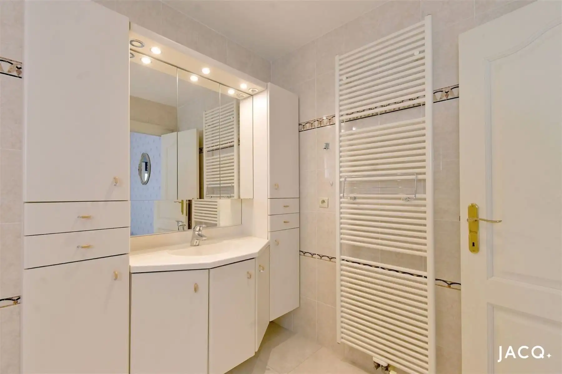 Ruime villa met 4slpk's op een prachtig perceel van 1203m²! foto 15