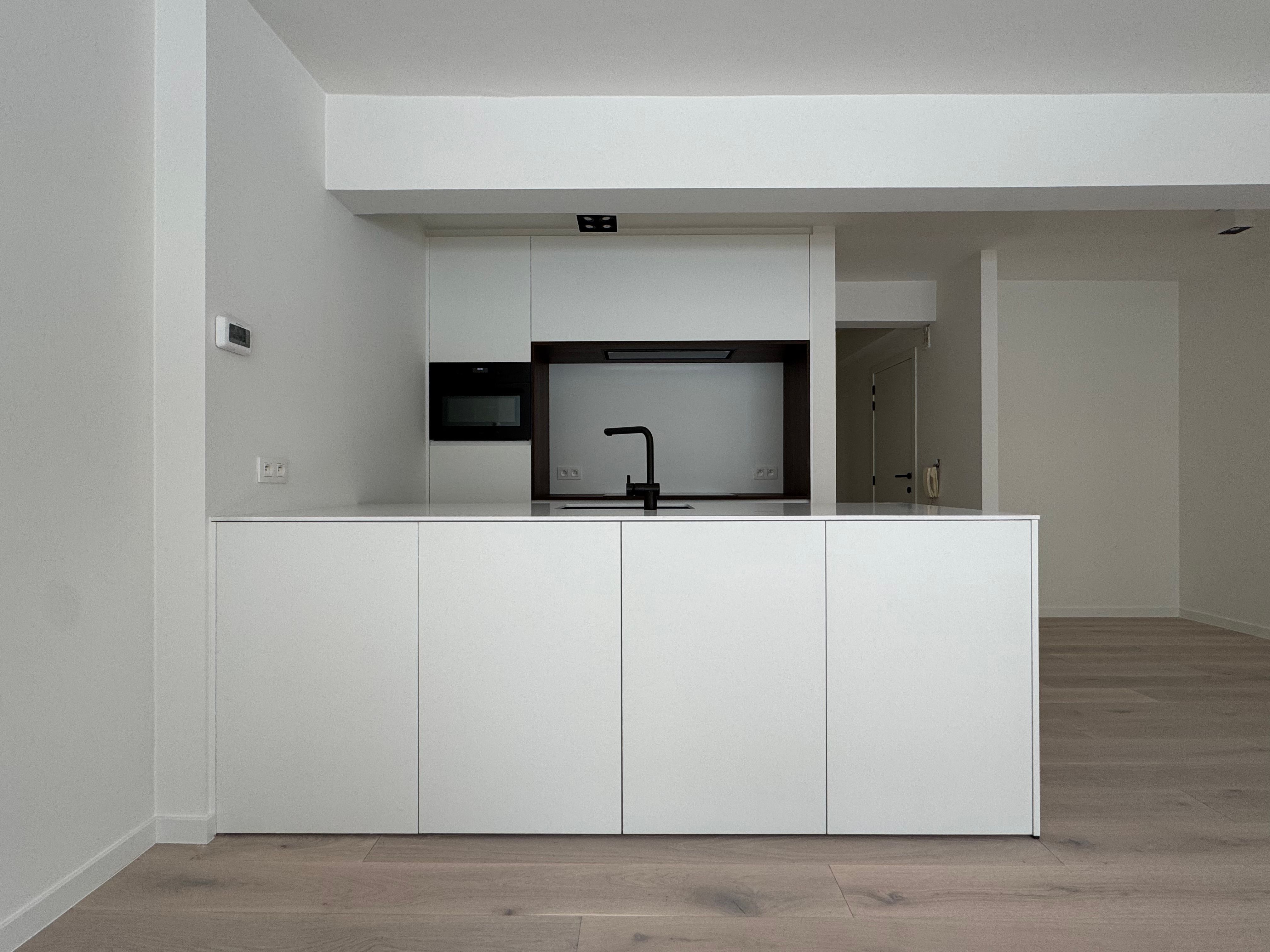 Stijlvol gerenoveerd appartement met 2 slaapkamers en terras foto 8