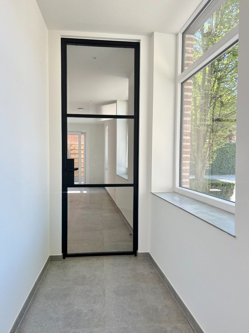 Volledig vernieuwde woning met gezellige koer en uitweg  foto 2