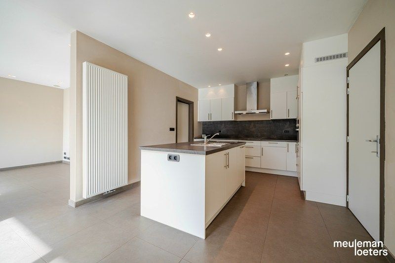Eigentijdse woning met garage en beroepsgedeelte foto 6