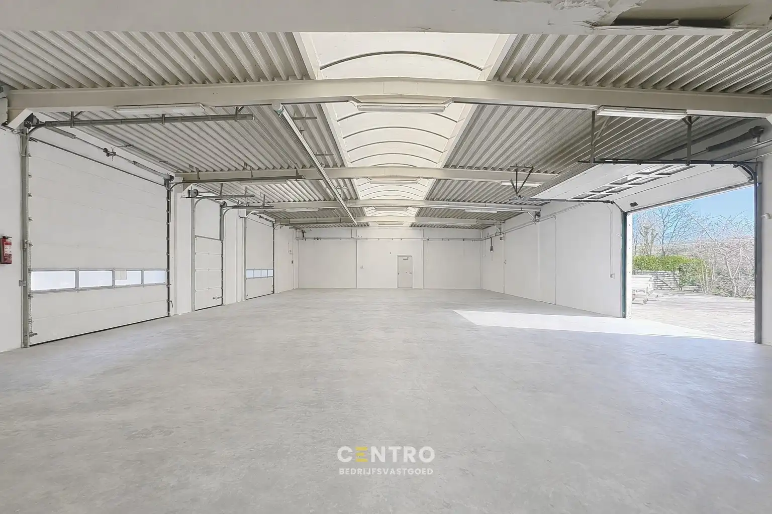 Op Toplocatie: Instapklaar HANDELSPAND bestaande uit MAGAZIJN (440m²) met BURELEN/TOONZAAL (85m²) en verhard terrein voor -en achter het gebouw! foto 5