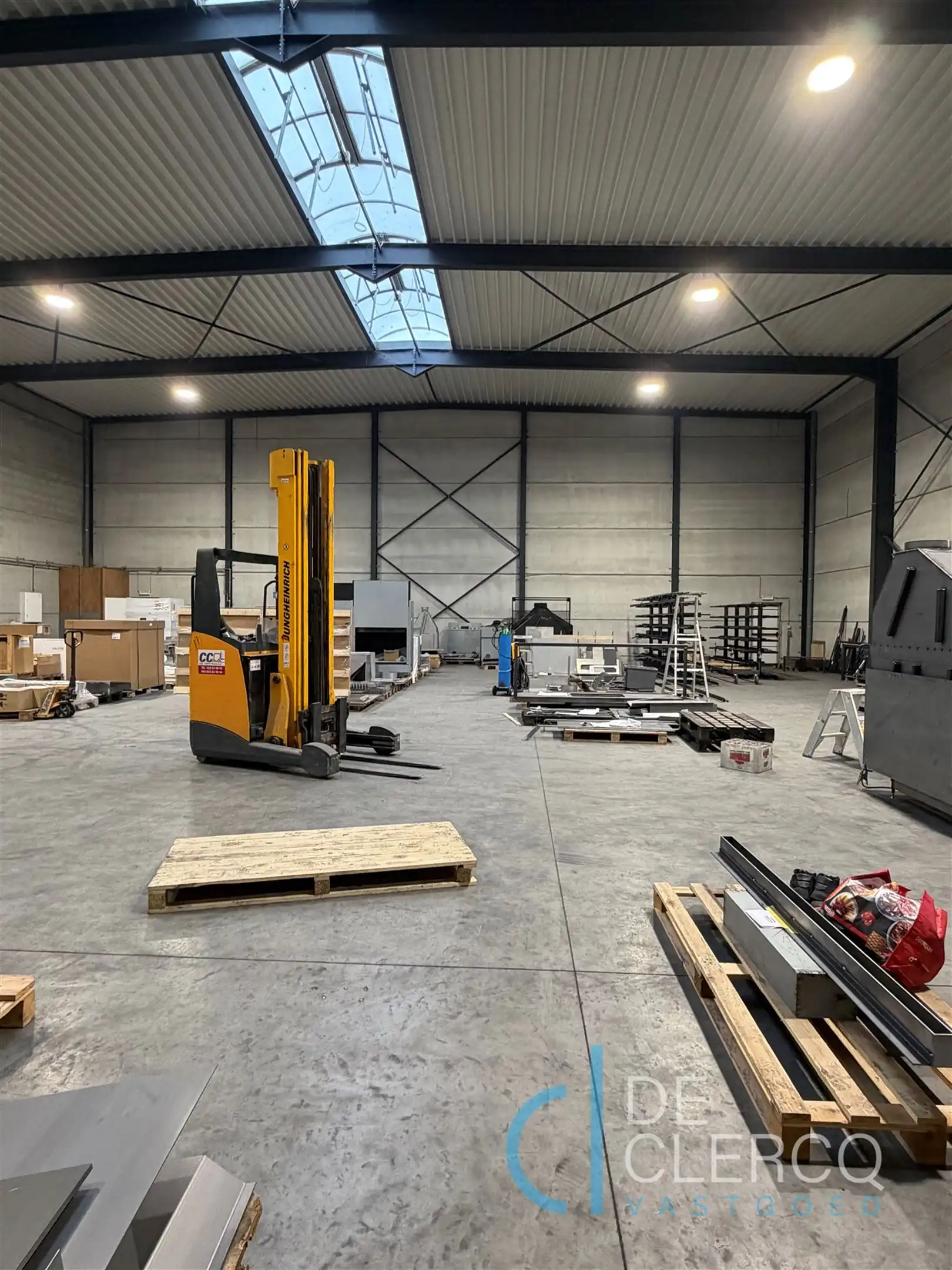 Ruim, goed gelokaliseerd magazijn te huur met parking!  foto 2