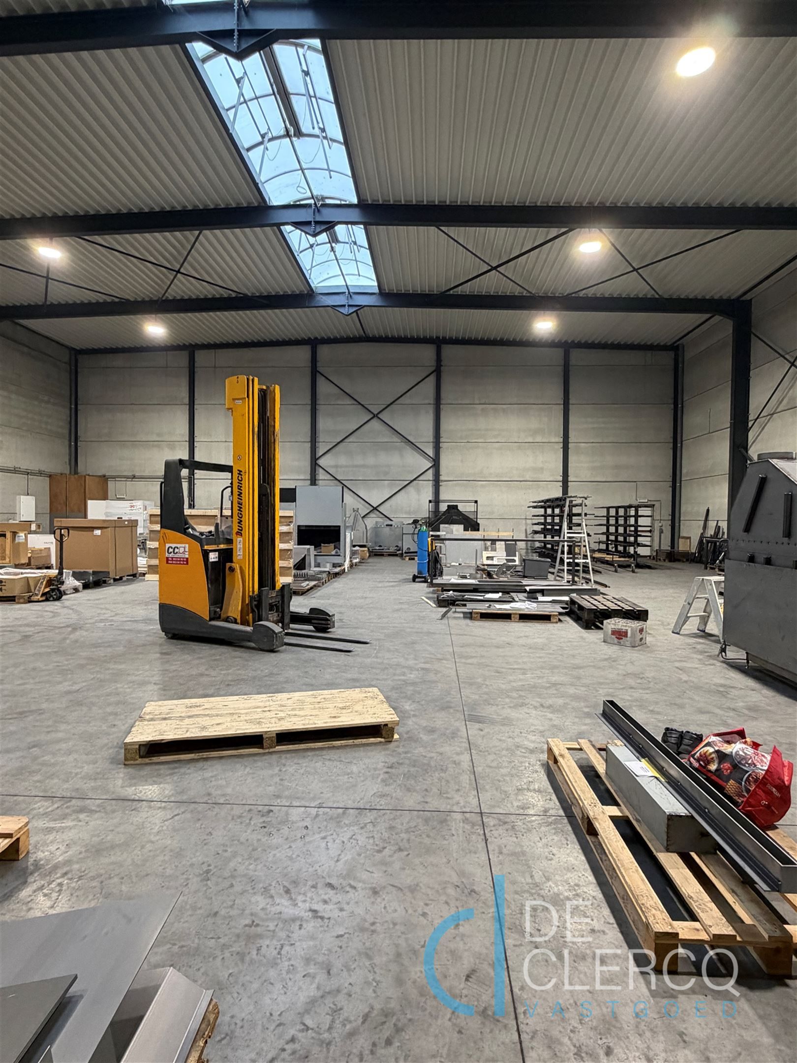 Ruim, goed gelokaliseerd magazijn te huur met parking!  foto 2