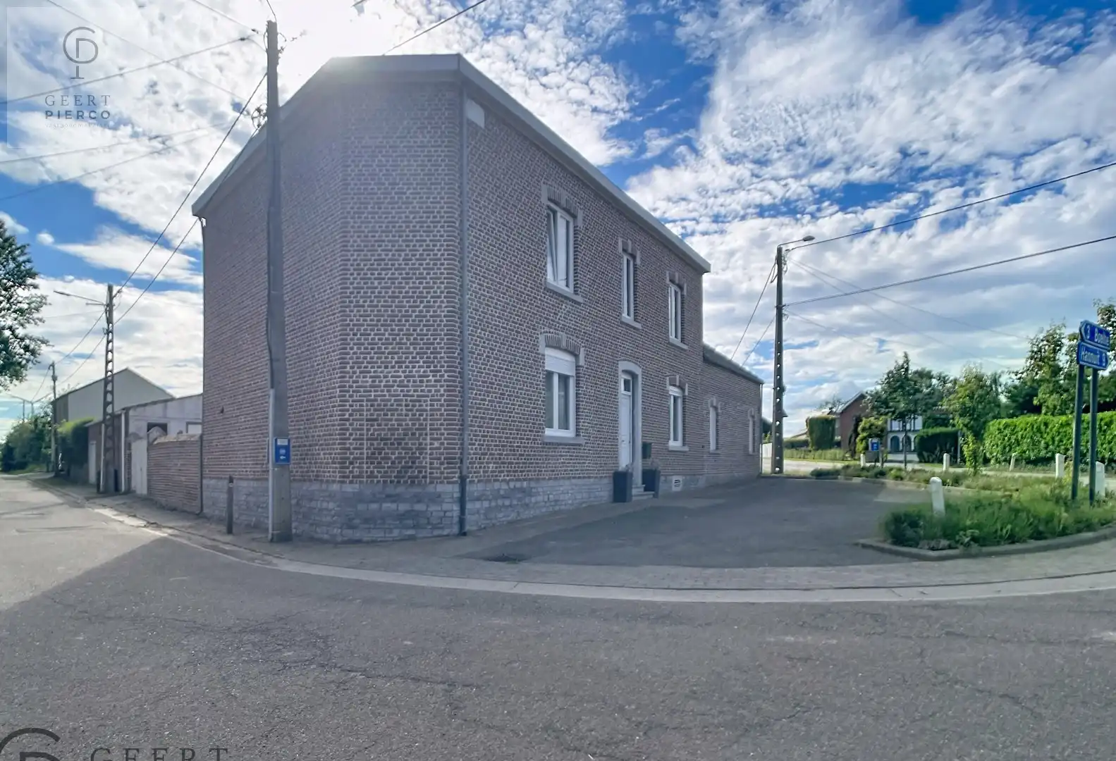 Ruime woning met binnenkoer, stallingen en tuin vlakbij oprit van E40. foto 25