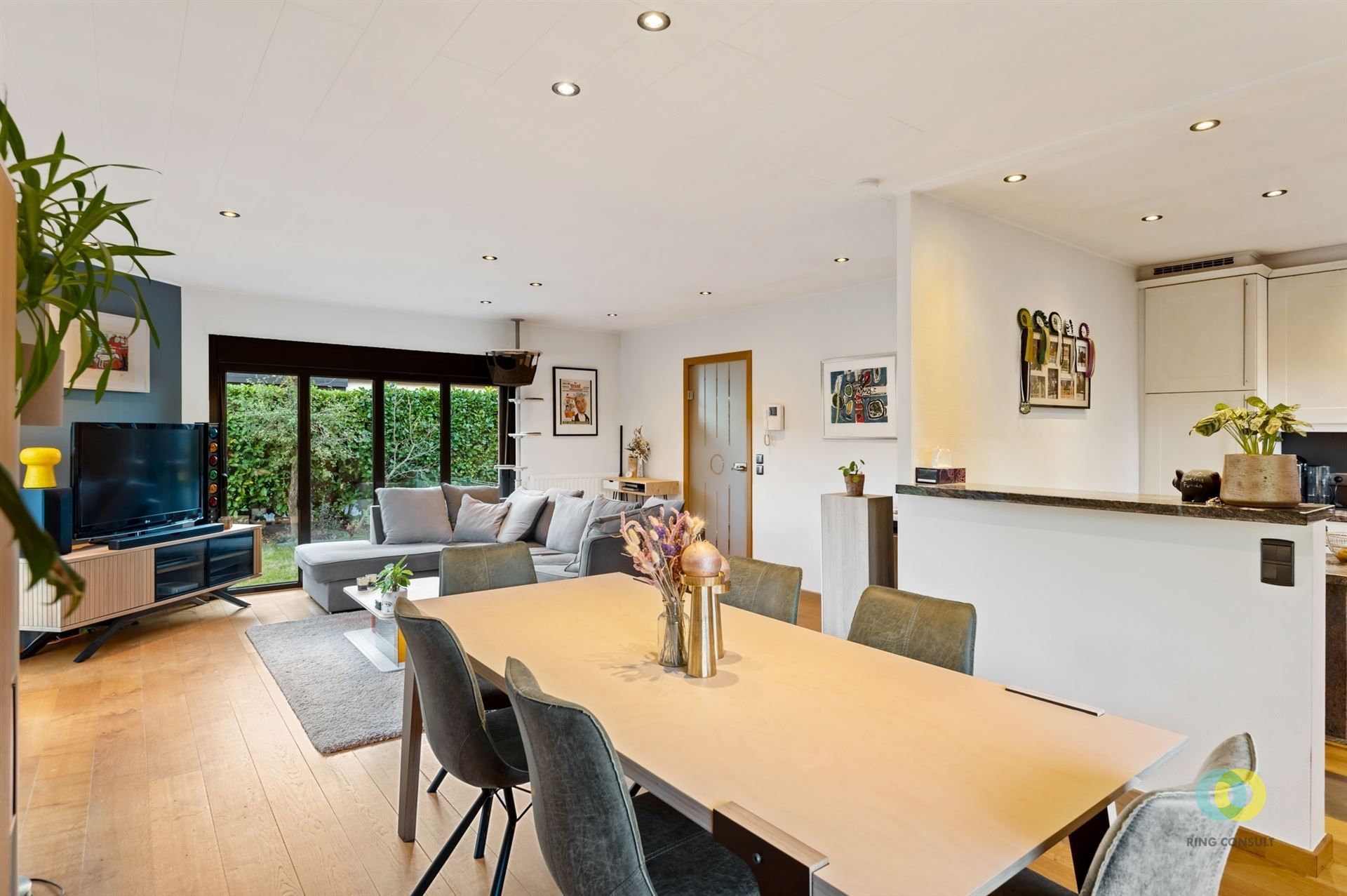 Residentieel gelegen bungalow met garage foto 6