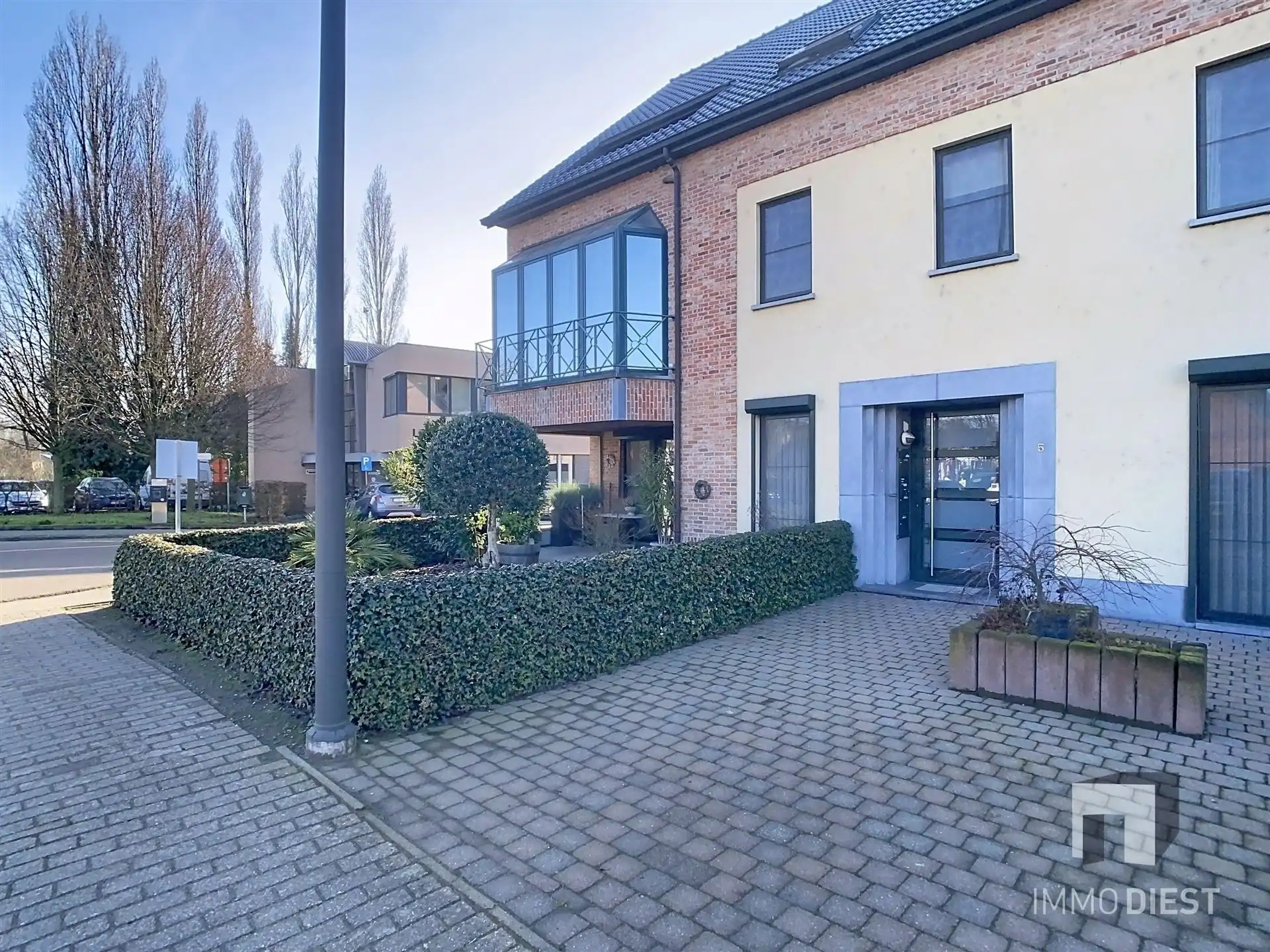 Topligging: gelijkvloers appartement mét garage en kelder foto 4