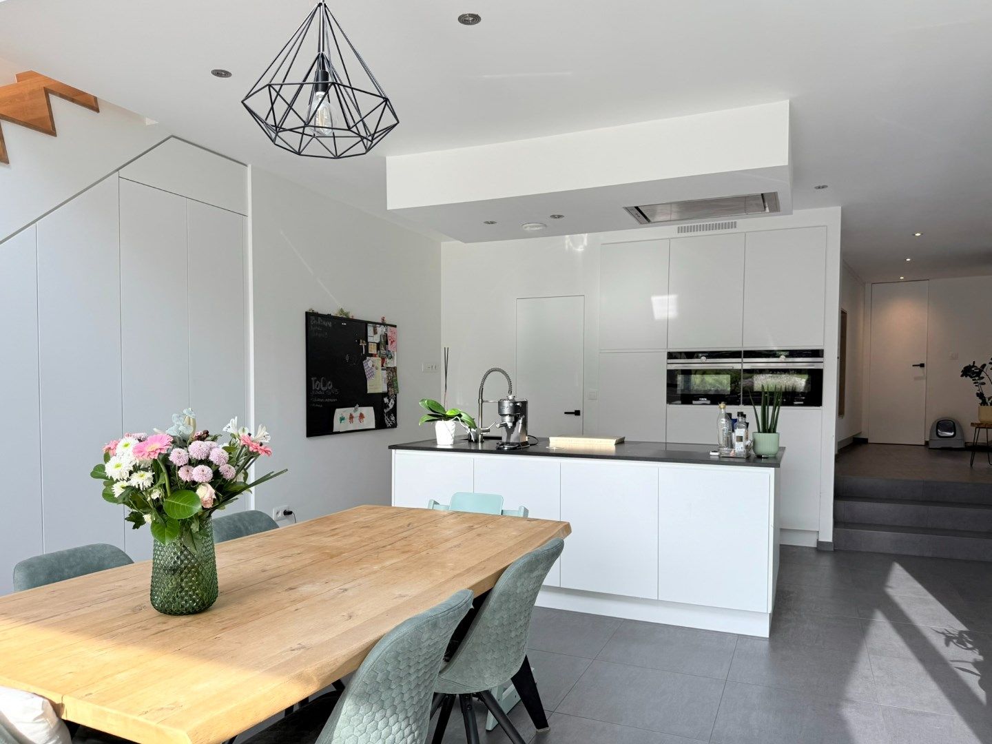 Ruime en lichtrijke woning met doordachte indeling en moderne afwerking foto 7