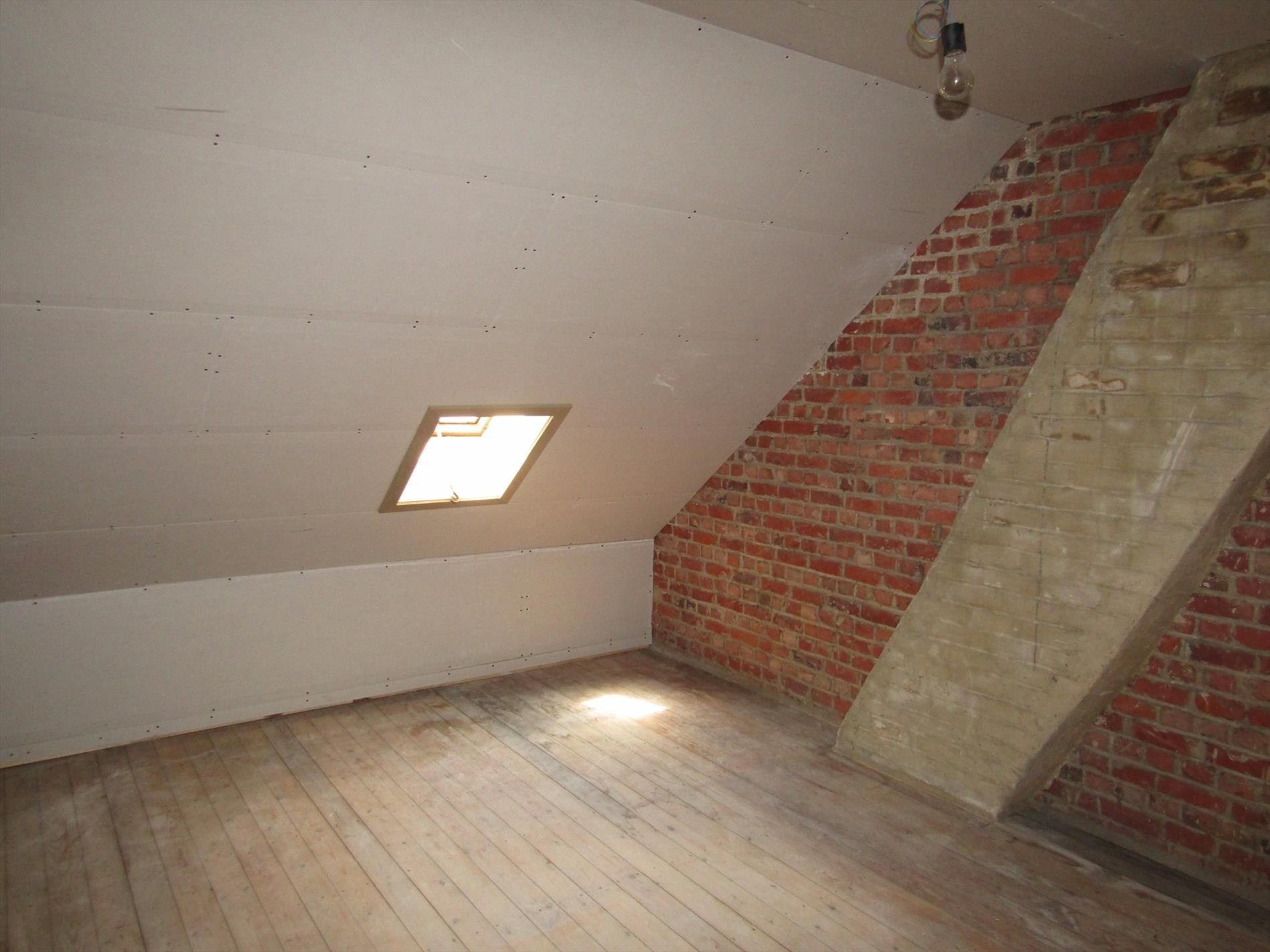 Stadswoning met 3 slpk en tuintje te koop op zeer goede locatiein Kortrijk. foto 12