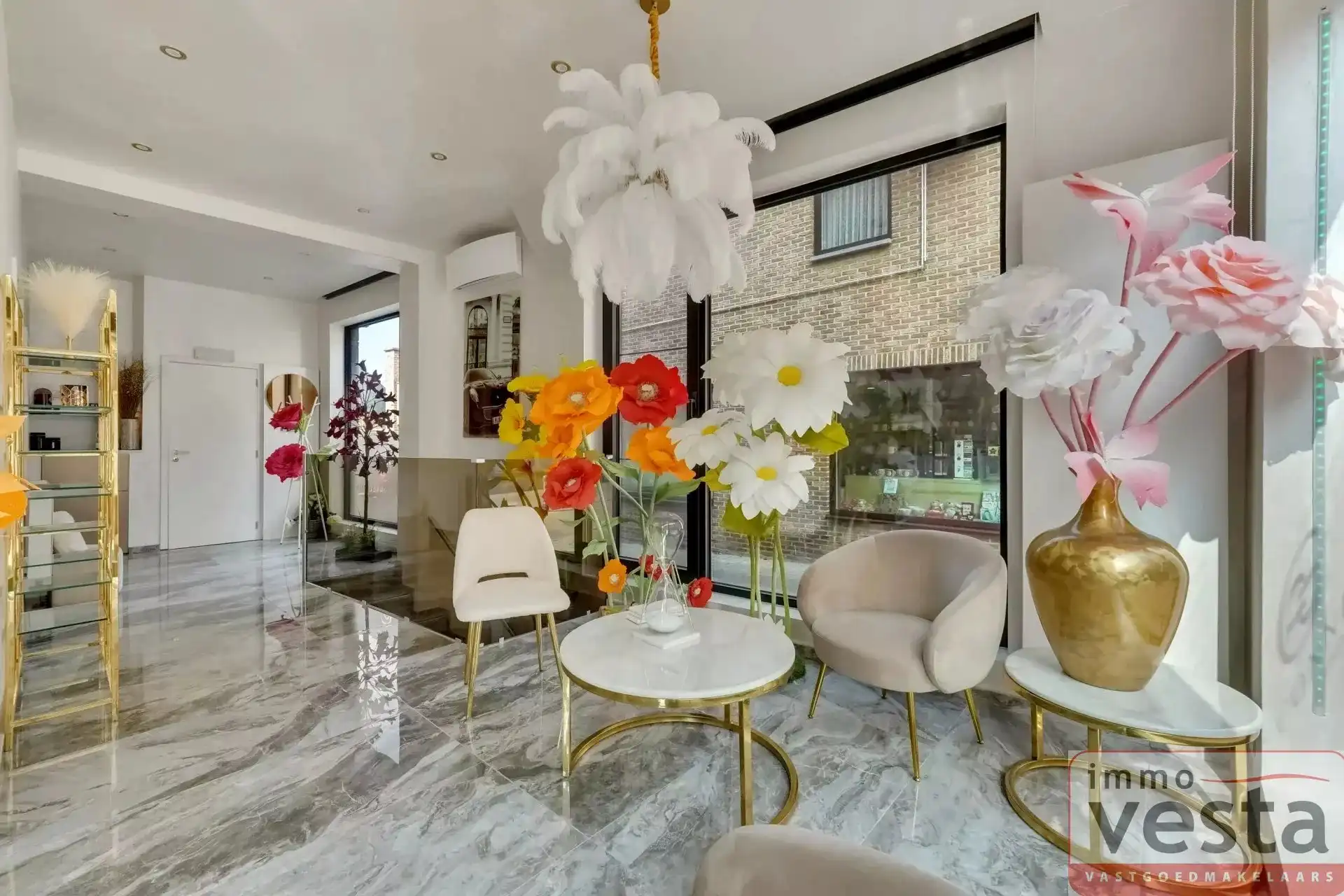 Goedgelegen, volledig gerenoveerd handelspand met woonst foto 4