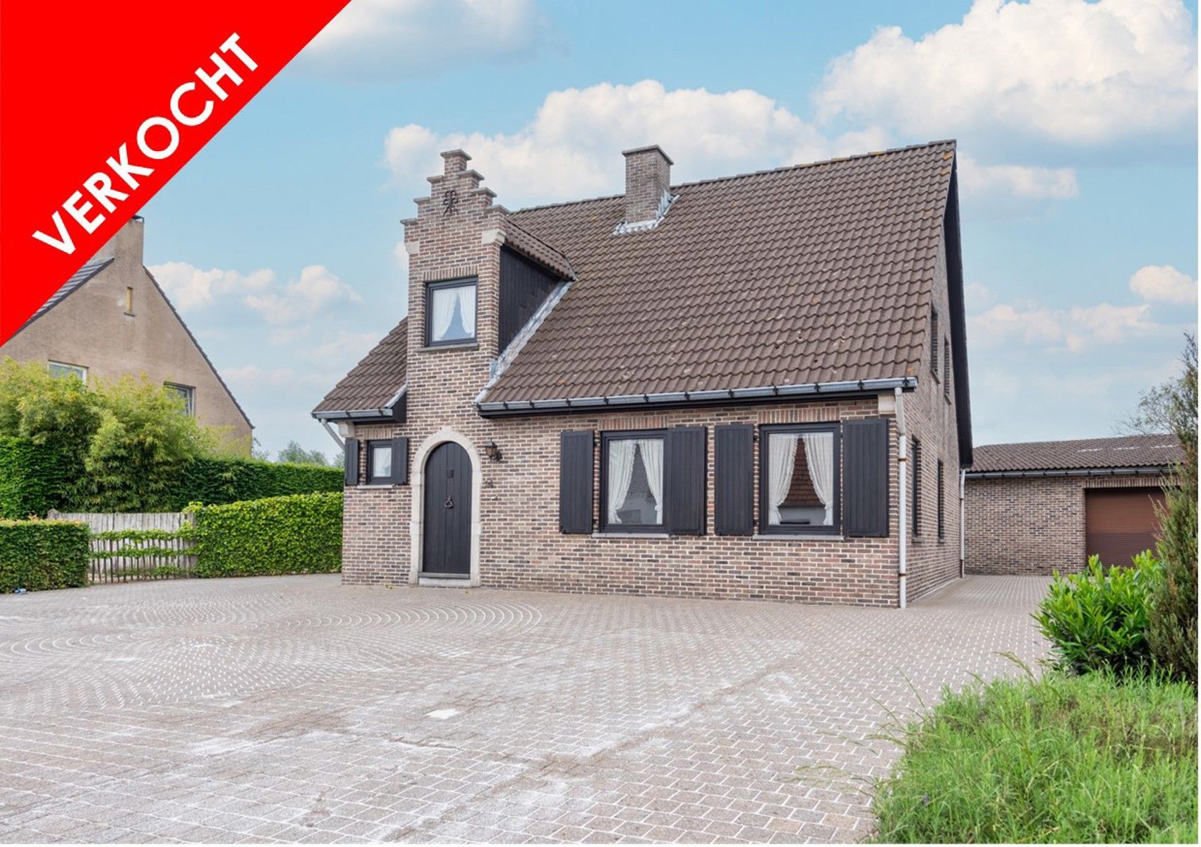 Karakterwoning met hal, garages, parking, tuin op ca 898m² foto {{pictureIndex}}