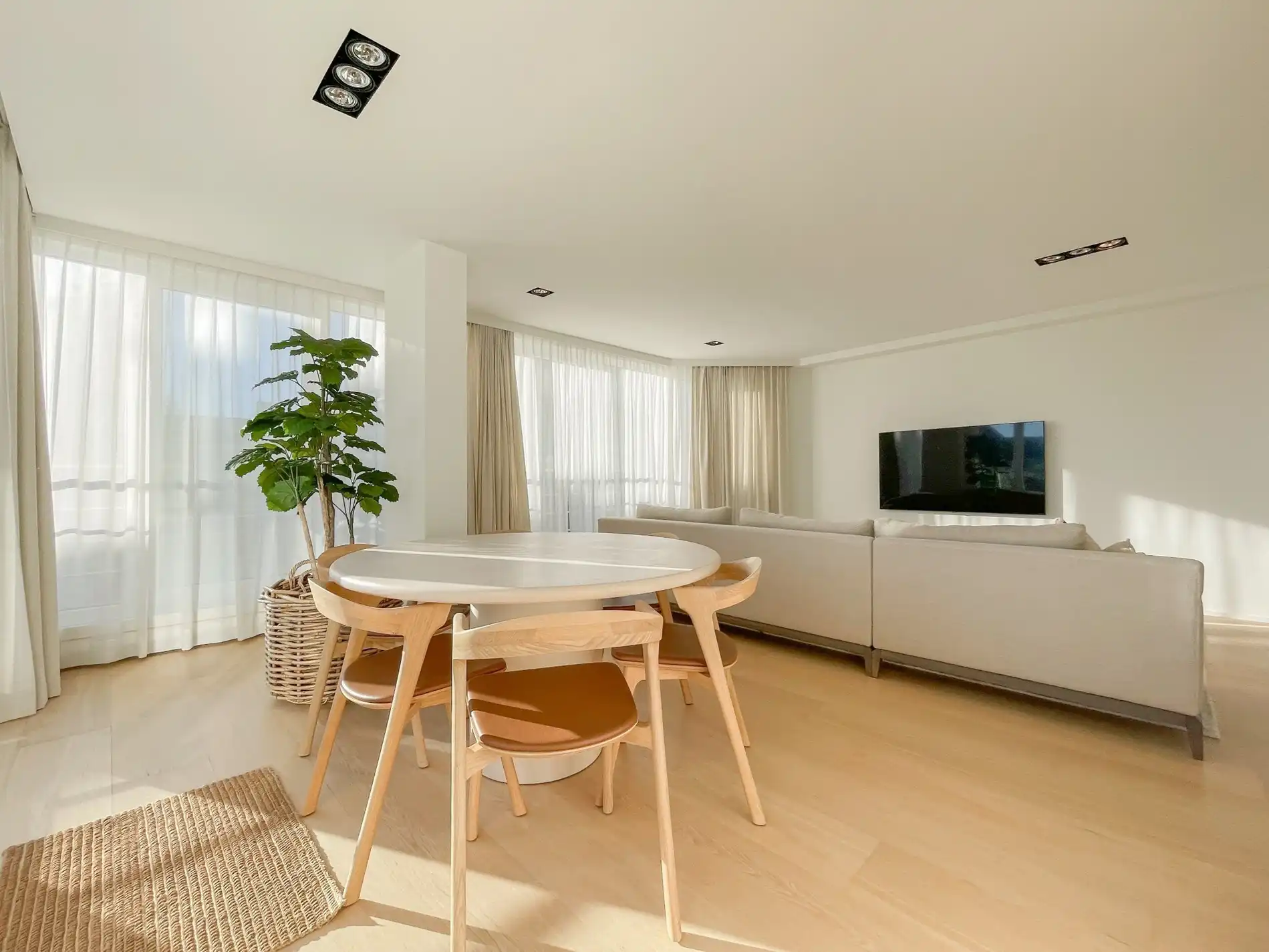 Appartement met zijdelings zeezicht en een ruim zuidwest gericht terras. foto 6