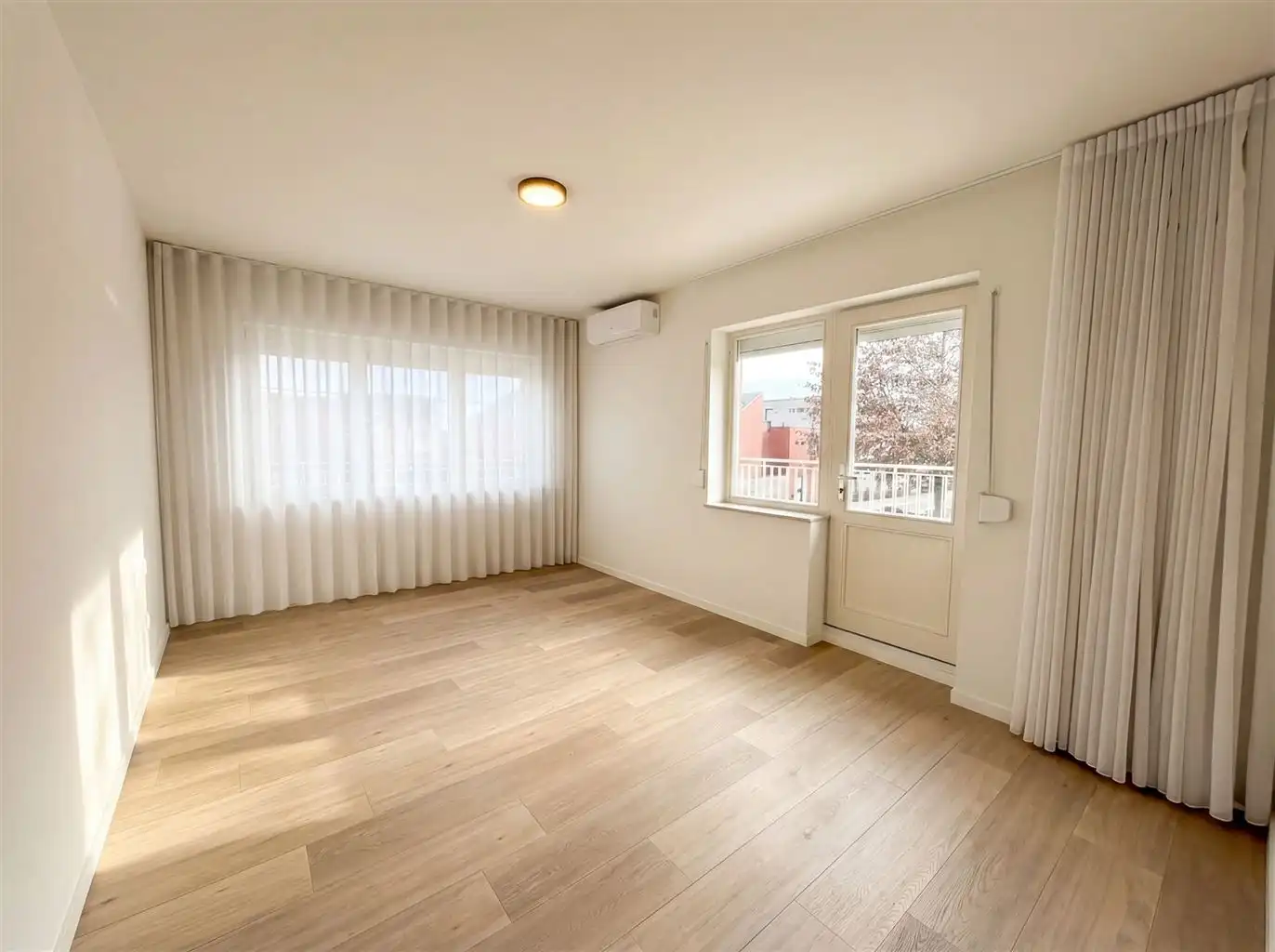 Luxe appartement voorzien van 4 slaapkamers, ruim terras, afgesloten garagebox en 2 autostaanplaatsen gelegen nabij het centrum van Maaseik. foto 11