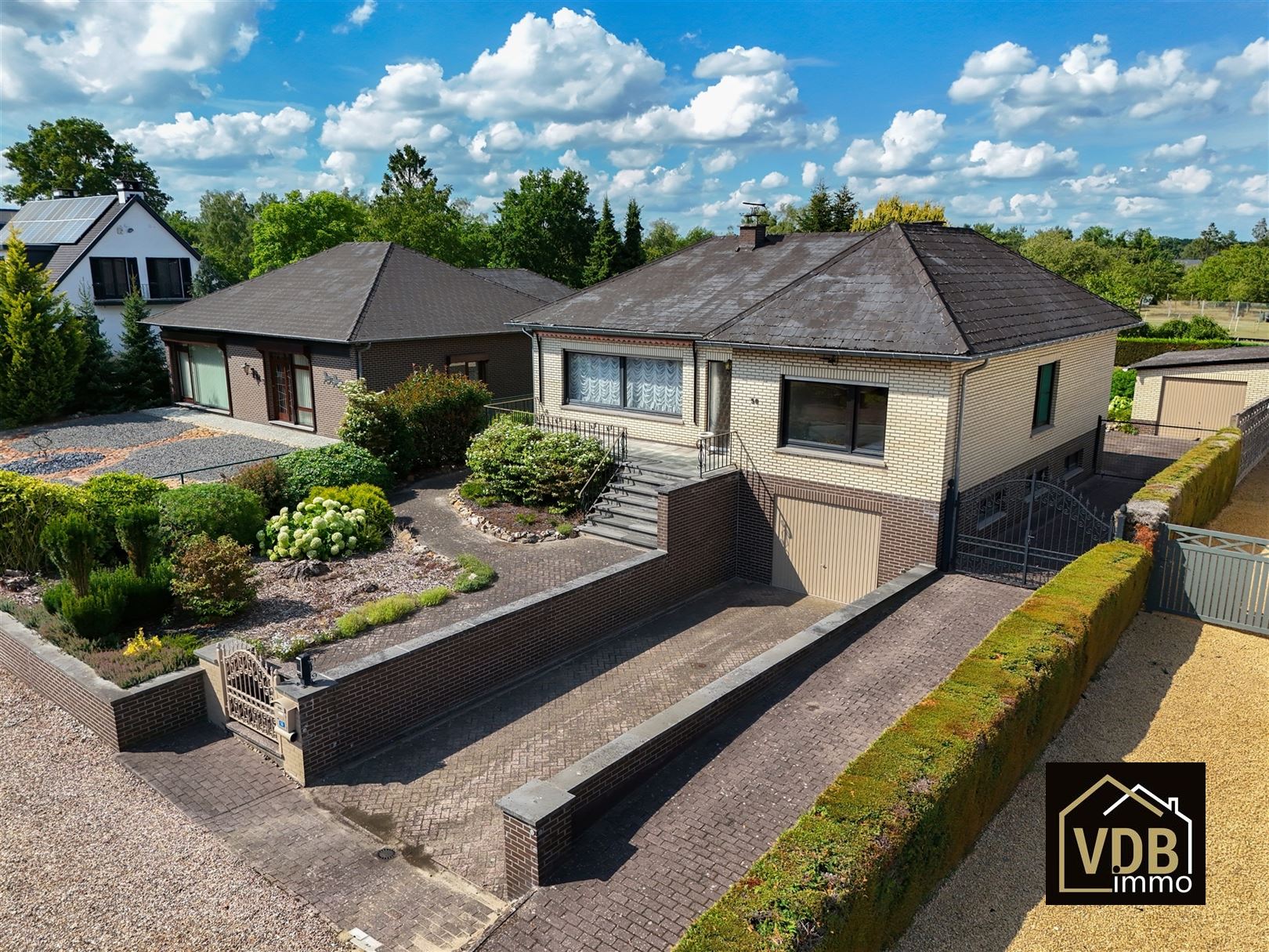 BUNGALOW -  WONING MET 3 SLAAPKAMERS EN 2 GARAGES foto 3