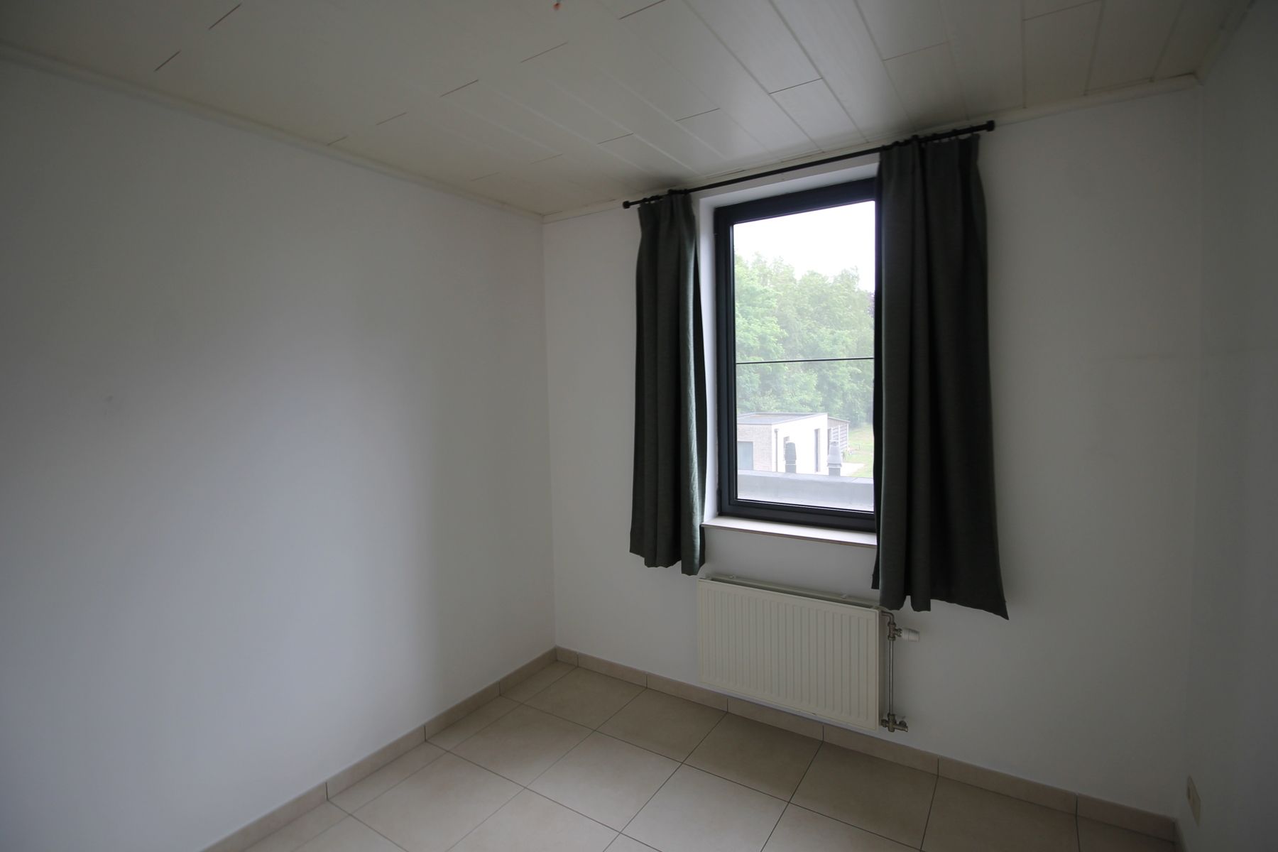 Recente halfopen bebouwing met ruime tuin, terras en garage foto 12