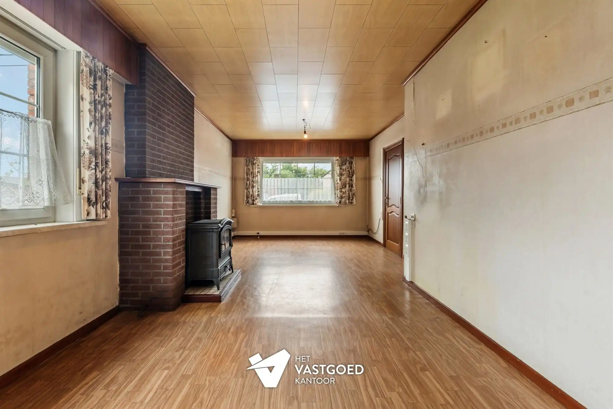CHARMANTE TE RENOVEREN WONING, RUST GELEGEN OP EEN RUIM PERCEEL VAN 11 ARE. foto 2