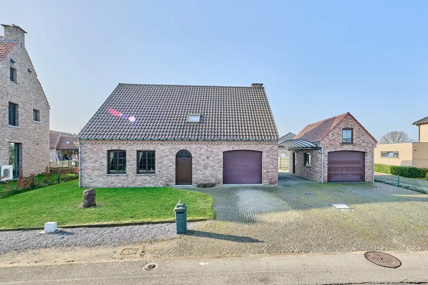 Heel goed onderhouden landhuis met inpandige garage en 3 ruim bemeten slaapkamers in landelijke omgeving foto 3