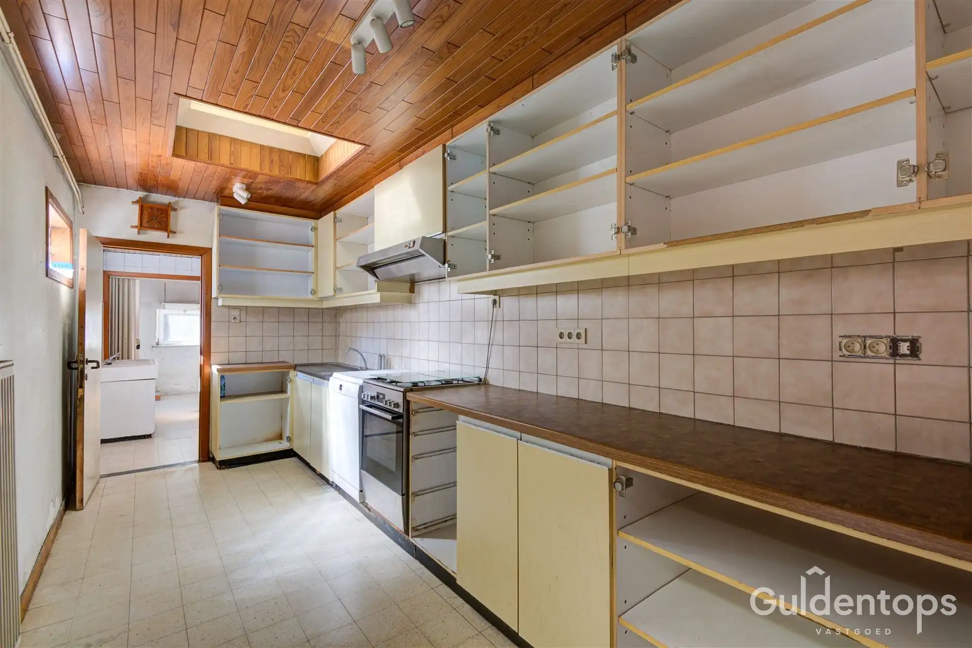 Te renoveren gezinswoning met 3 slaapkamers en grote tuin. foto 13