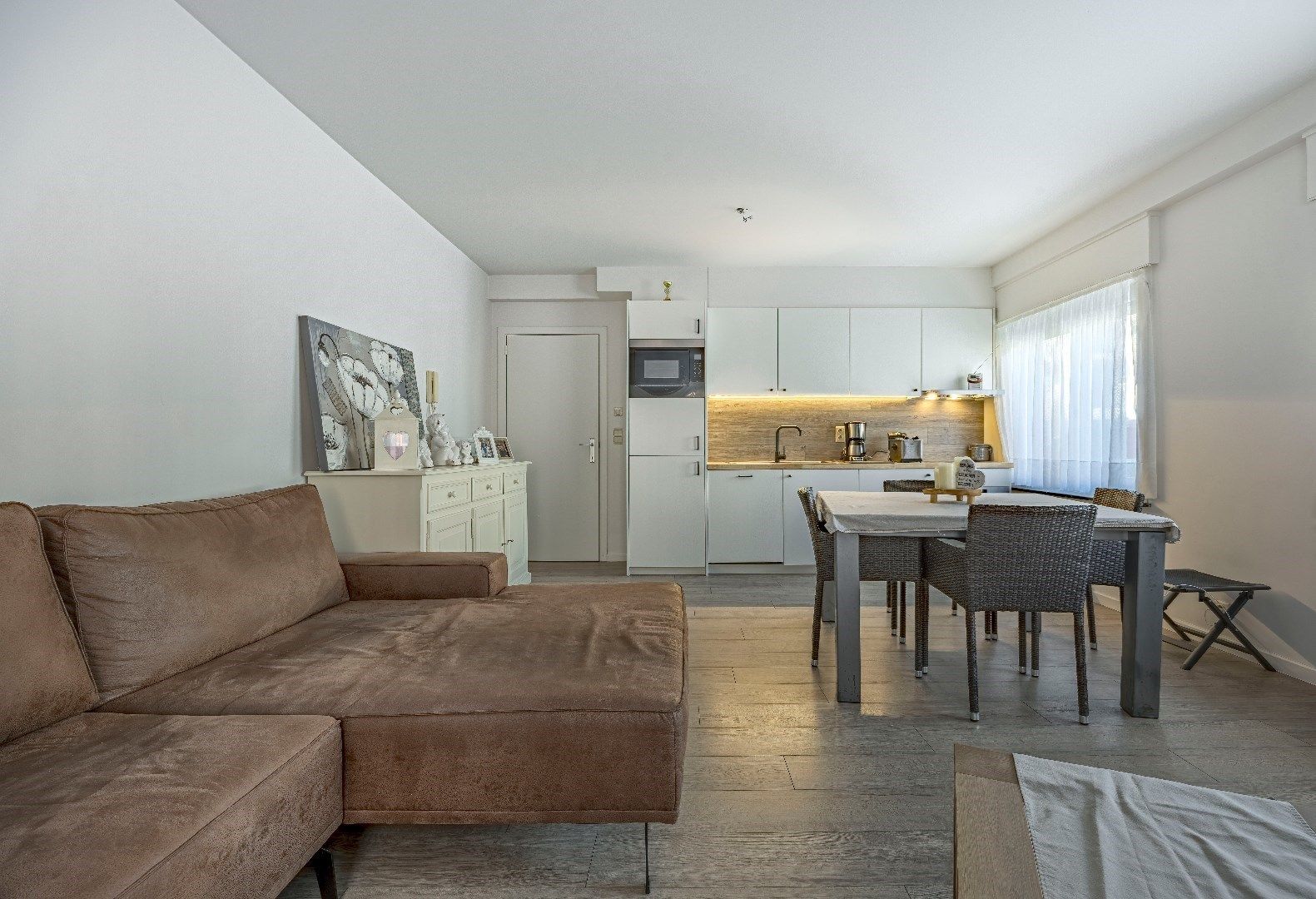 Instapklaar tweeslaapkamerappartement vlakbij de zeedijk. foto 3