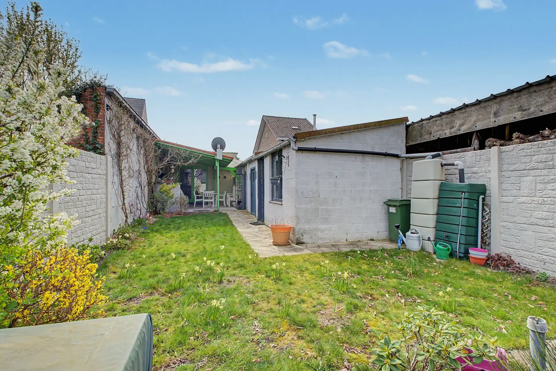 Instapklare halfopen bebouwing met 2 slaapkamers en garage nabij centrum Uitbergen foto 12