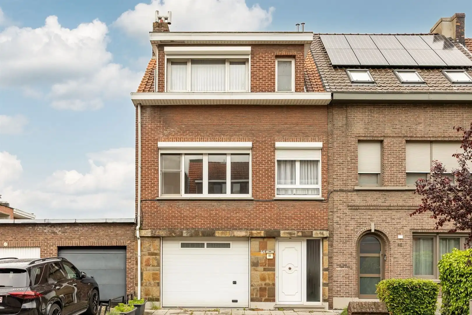Ruime gezinswoning met zonnige tuin en renovatiepotentieel foto 2