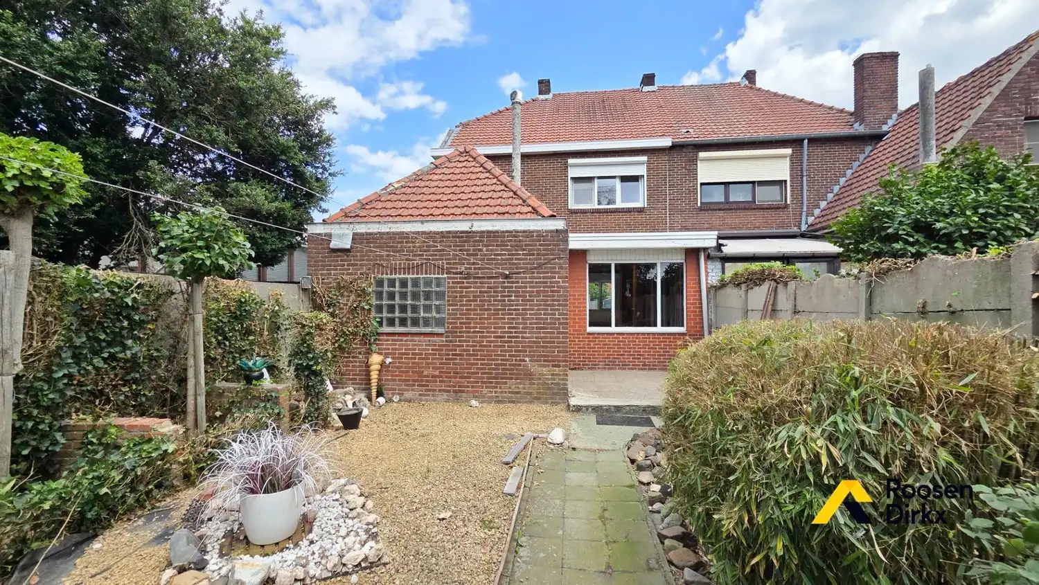 Charmante HOB gezinswoning met degelijke basisstructuur, 3 slaapkamers hartje Bree foto 2