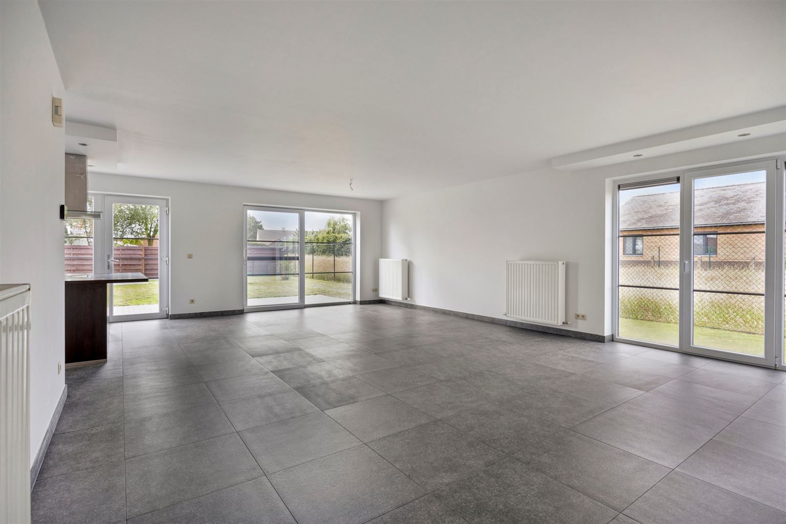 Instapklaar gelijkvloers appartement met 2 slaapkamers, ruime tuin en 3 staanplaatsen op een rustige toplocatie in Opitter.  foto {{pictureIndex}}