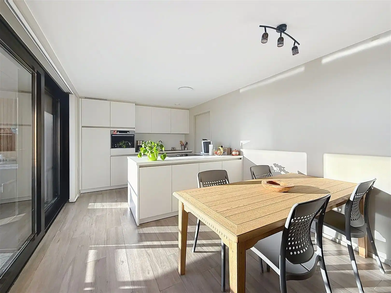 Instapklaar APP met terras, 2 slpks, kelder en autostpl foto 13