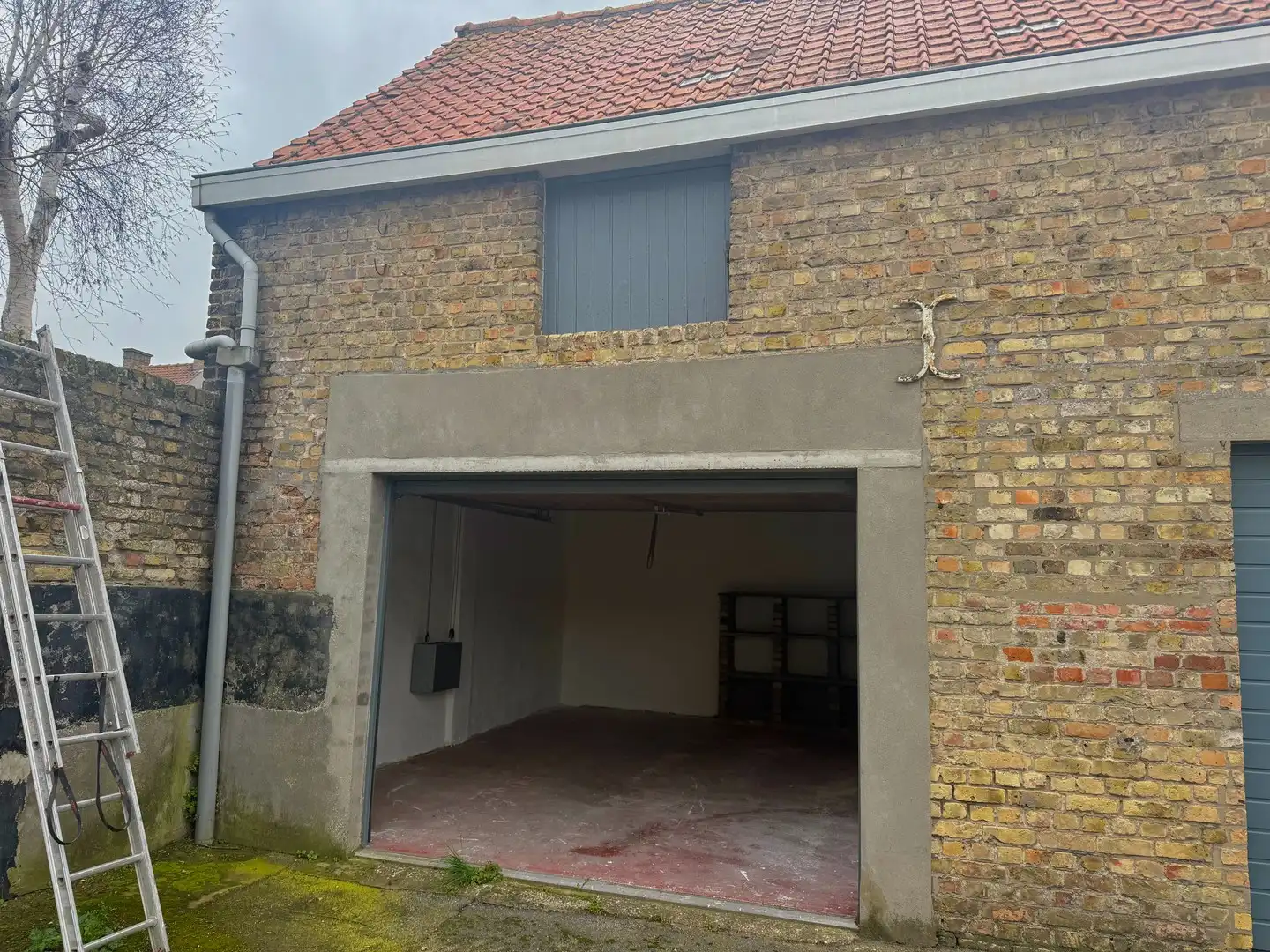 Garage met extra zolderruimte te koop te Nieuwpoort-stad foto {{pictureIndex}}