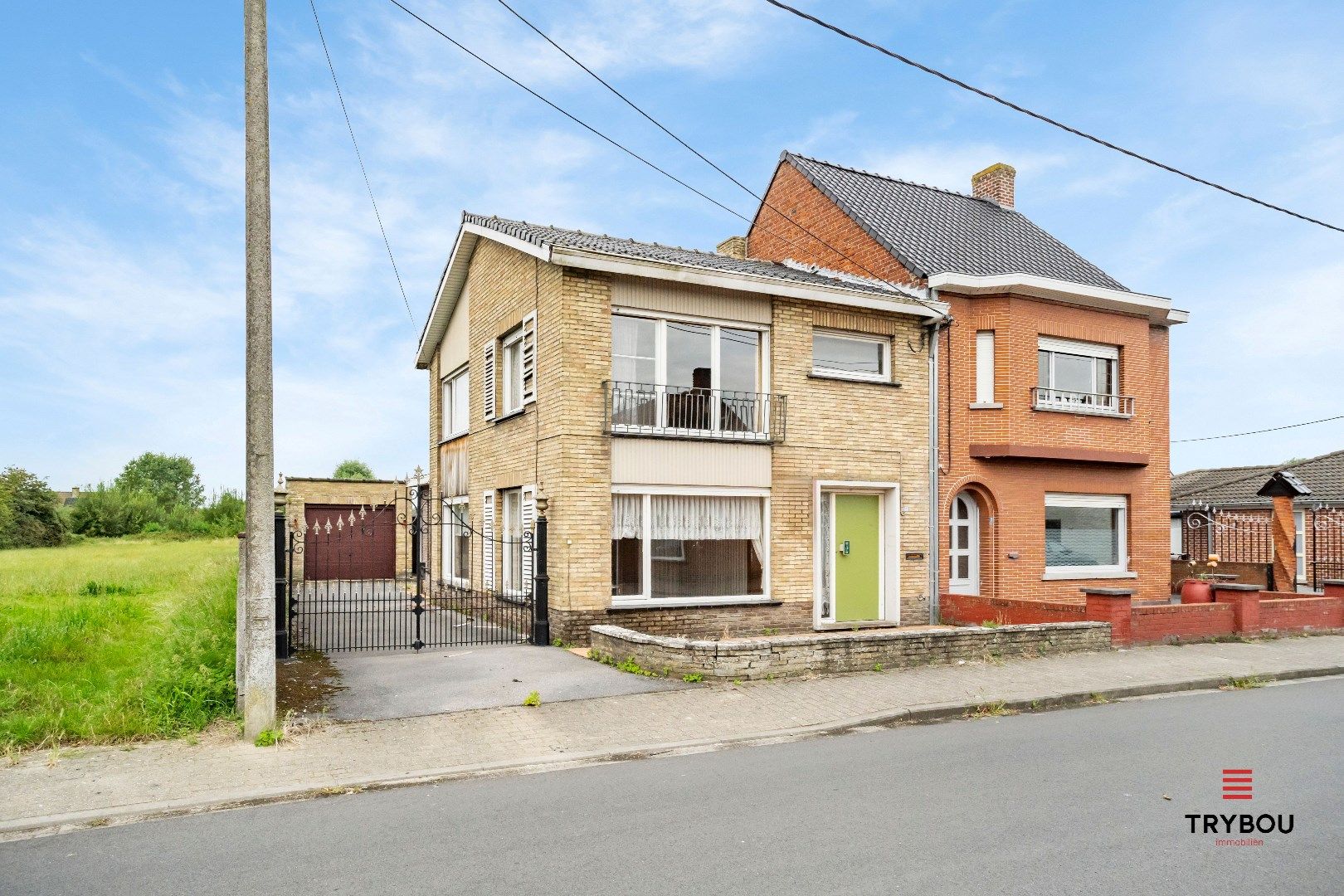 Centraal gelegen, halfopen woning met kleine loods en garage. foto 1