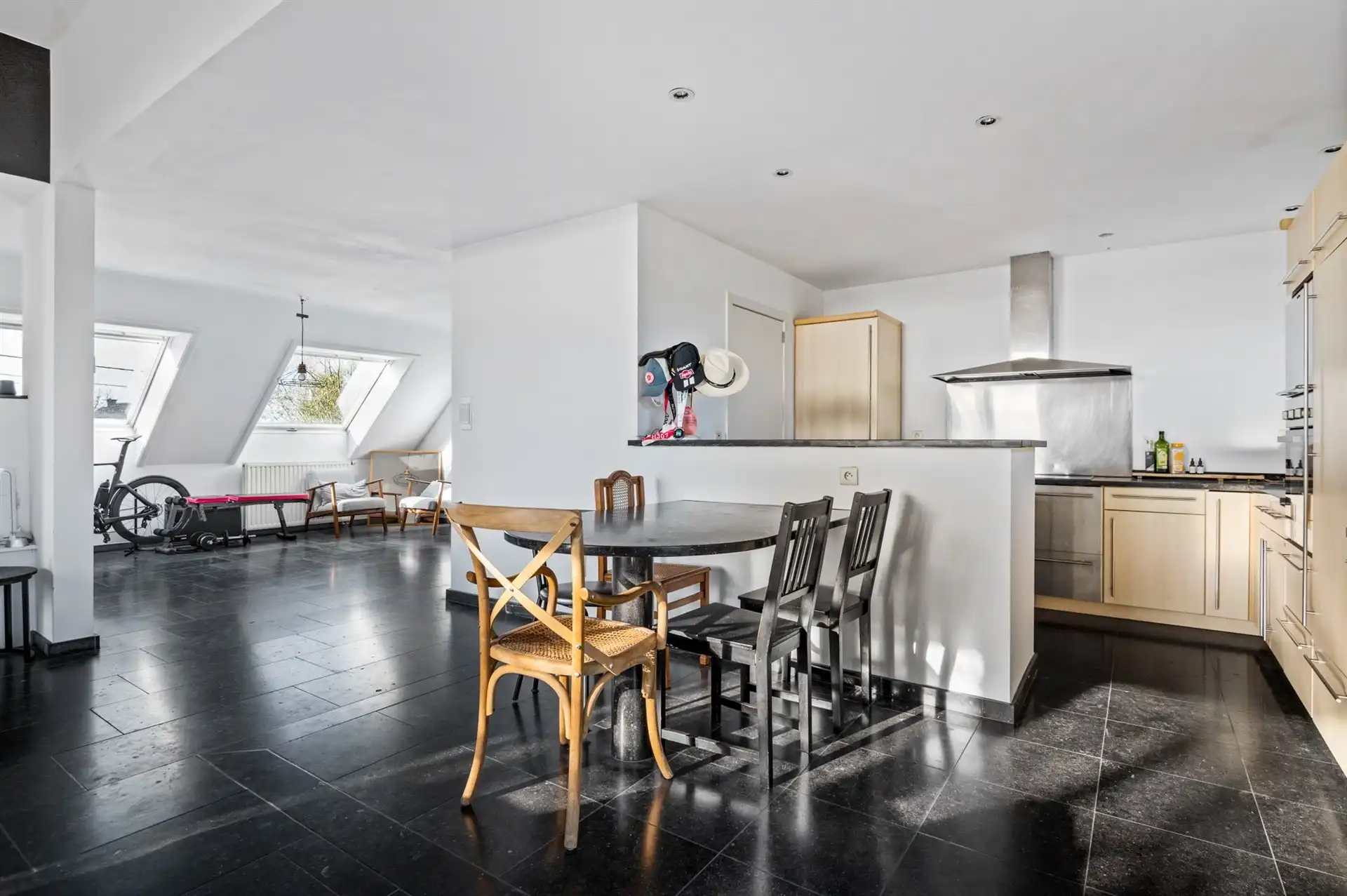 Handelspand met ruim appartement op een toplocatie in Sint-Gillis-Waas foto 14