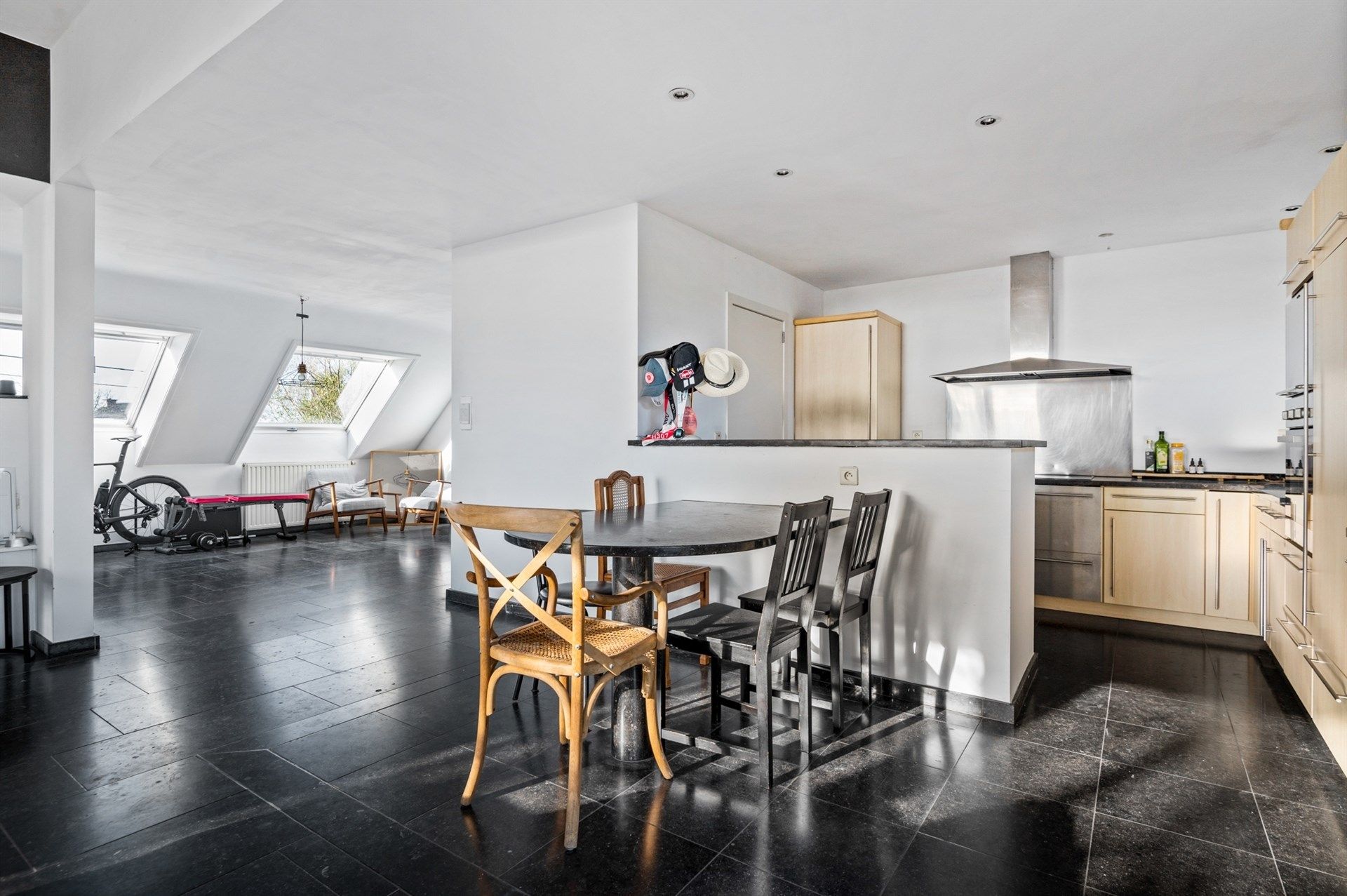 Handelspand met ruim appartement op een toplocatie in Sint-Gillis-Waas foto 14