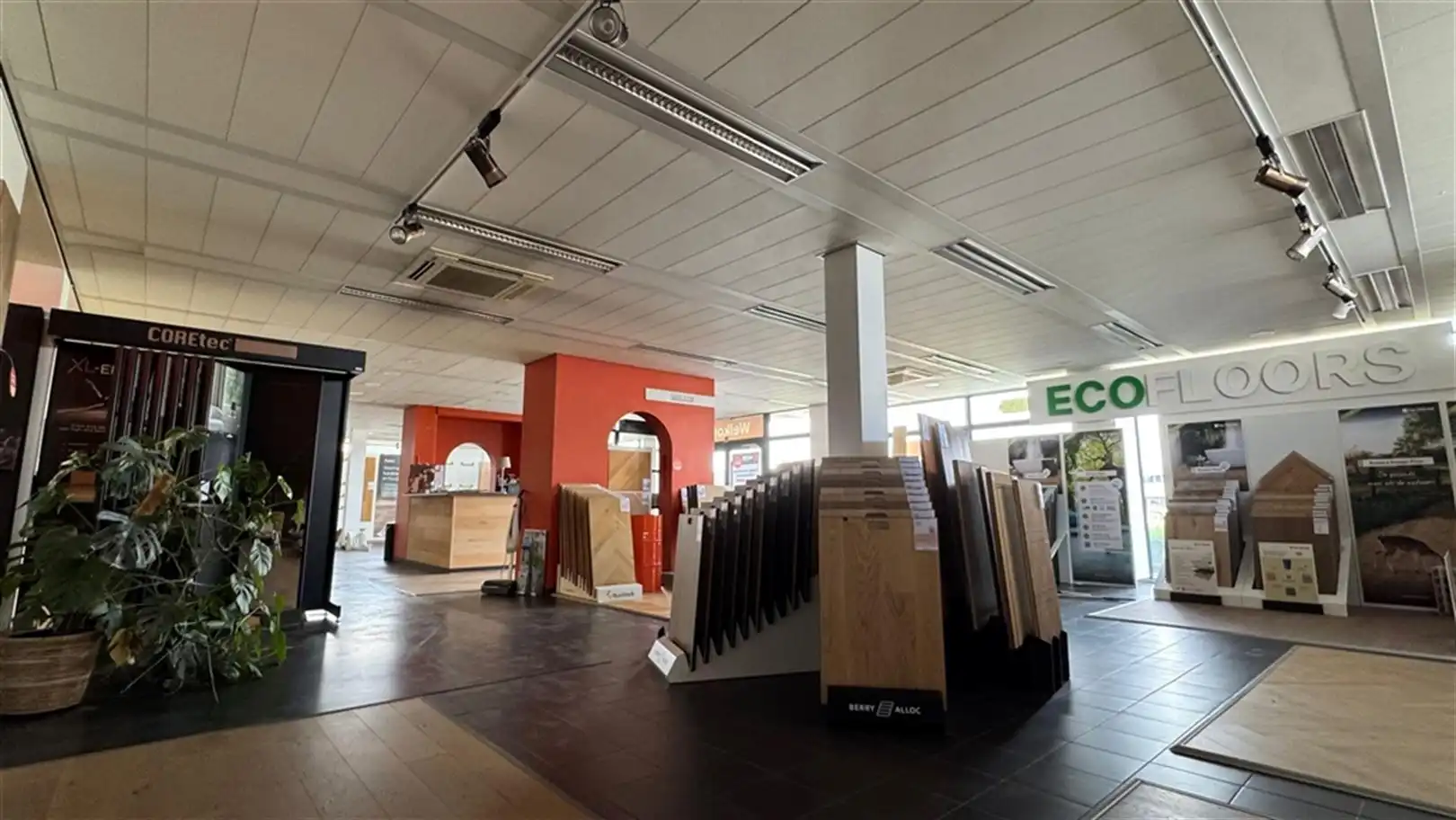 Bedrijfspand met uitmuntende zichtbaarheid foto 11