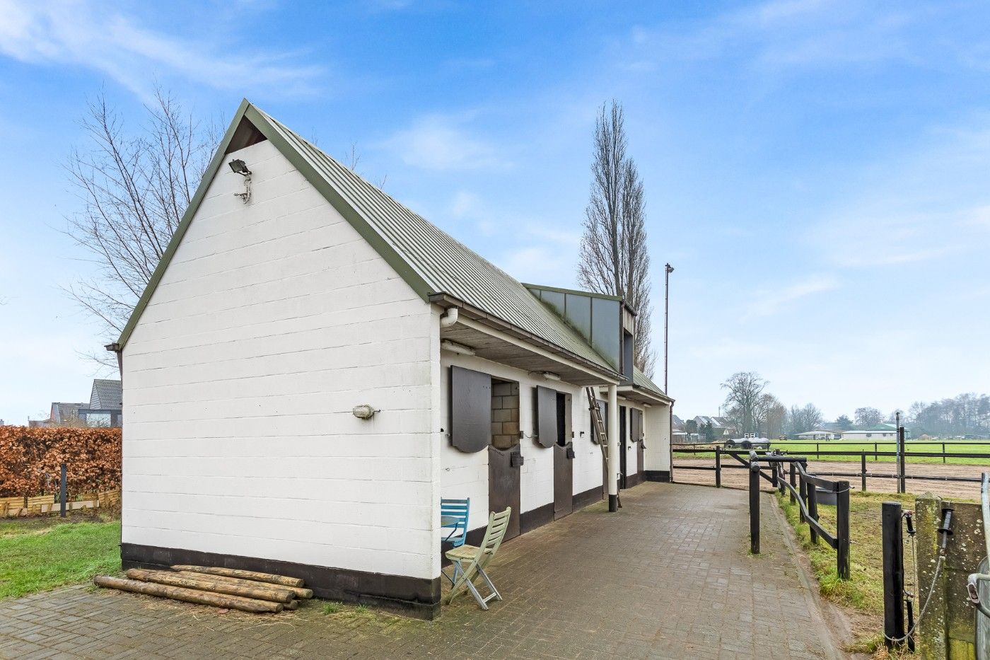 Mooi stuk weiland met 4 paardenstallen en rijpiste van ruim 1,5 hectare te koop in Hoevenen foto 5