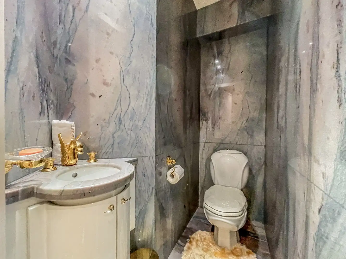 Luxueus ingericht appartement aan de zonnekant van de Dumortierlaan. Parking in het gebouw mgl. foto 15