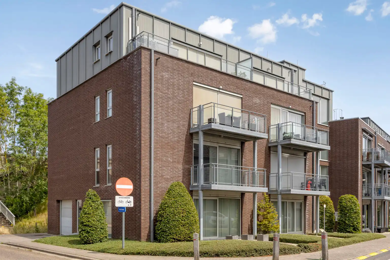 RECENT APPARTEMENT MET BERGING EN PARKEERPLAATS foto 2