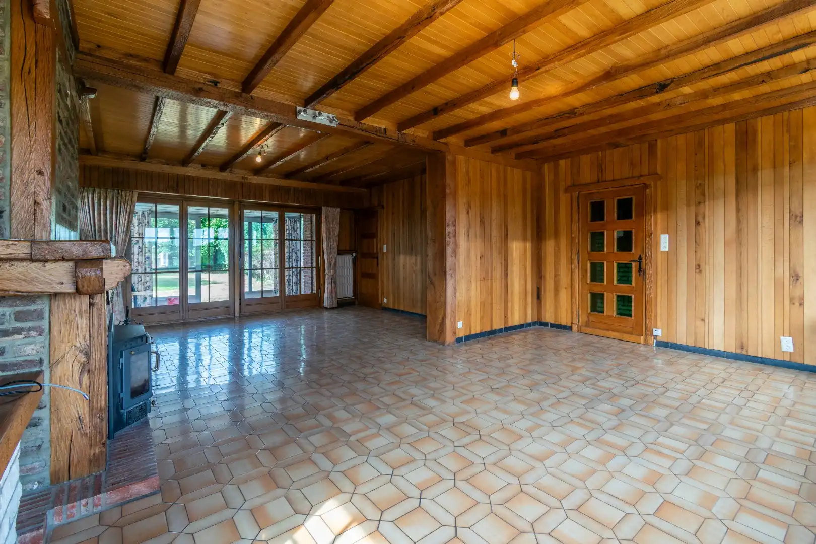 Een gebouwde drie - gevel villa (deels te renoveren) met o.a. 3 slaapkamers! foto 2