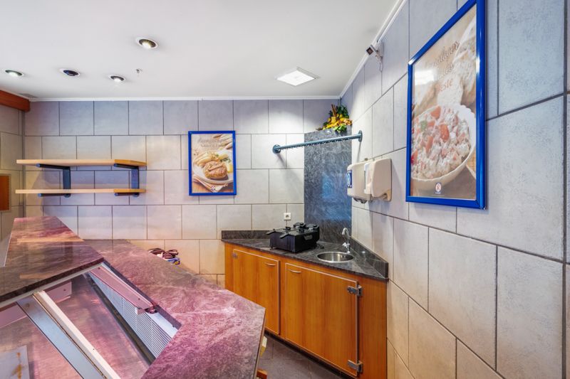 Lauwe-Centrum. Uitstekende gelegen handelseigendom : wonen en werken met 4 slaapkamers met tuin en aparte ingang garagegebouw en parking. POLYVALENTE EIGENDOM MET POTENTIEEL ! foto 17