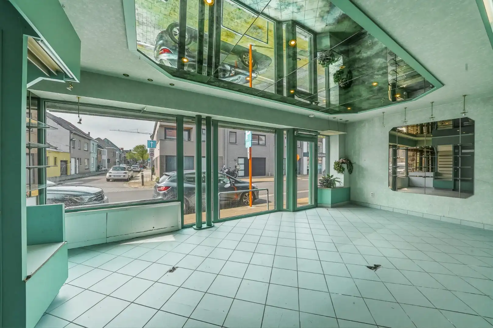 Ruime handelswoning met potentieel te Bredene foto {{pictureIndex}}