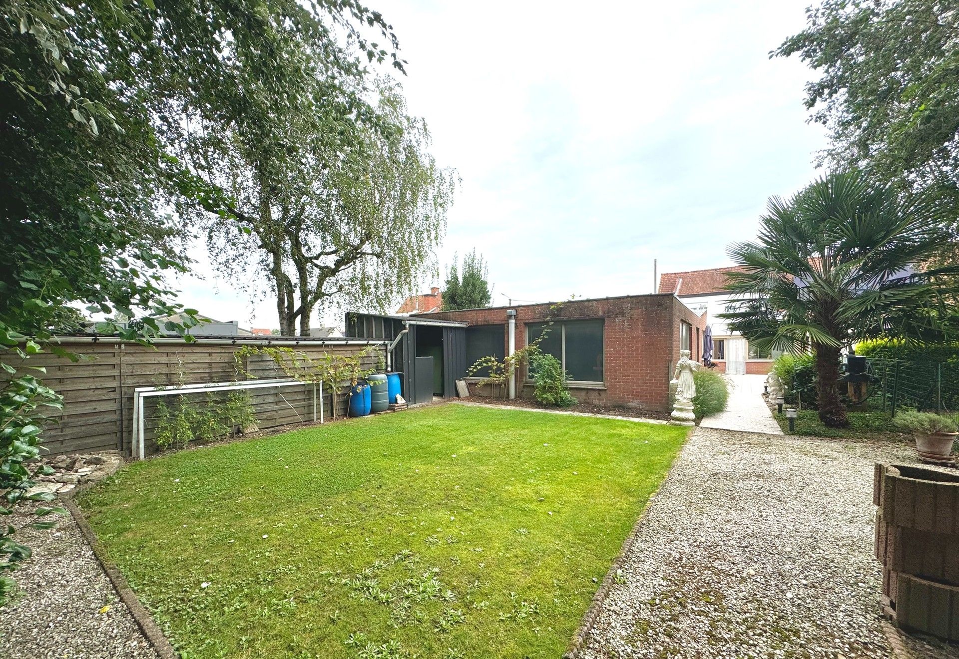 Brede gevelwoning met 3 kamers, tuin, garage en ruim bijgebouw foto 4